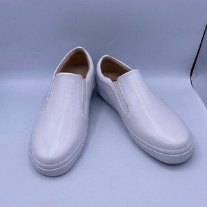 A White Round Toe Slip On Casual Shoes Flats Drive